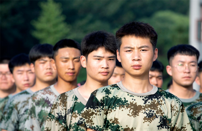 2021年7月6日，豪门国际北京集团百名应届大学生褪下便服换上军装，在训练场上接受为期2天的军训，享受入职前的第一份美好记忆。